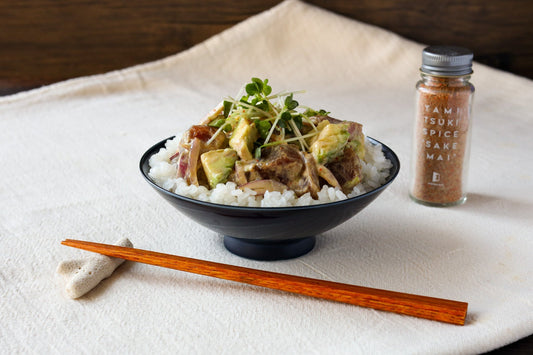 カツオのやみつきマヨポキ丼｜やみつきスパイスで刺身を簡単アレンジ！